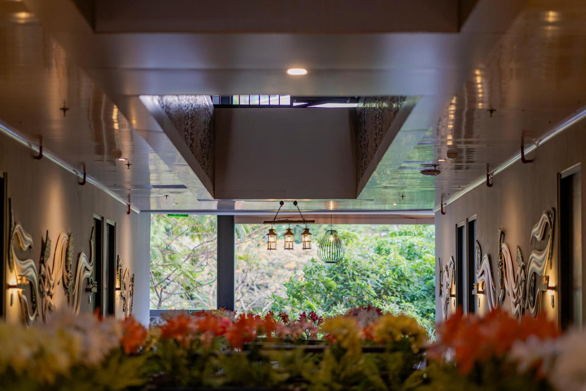 Stay.Vie Hotel スラバヤ エクステリア 写真
